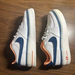 Nike air force 1 low with velcro swoosh. Comes with extra swoosh in white
